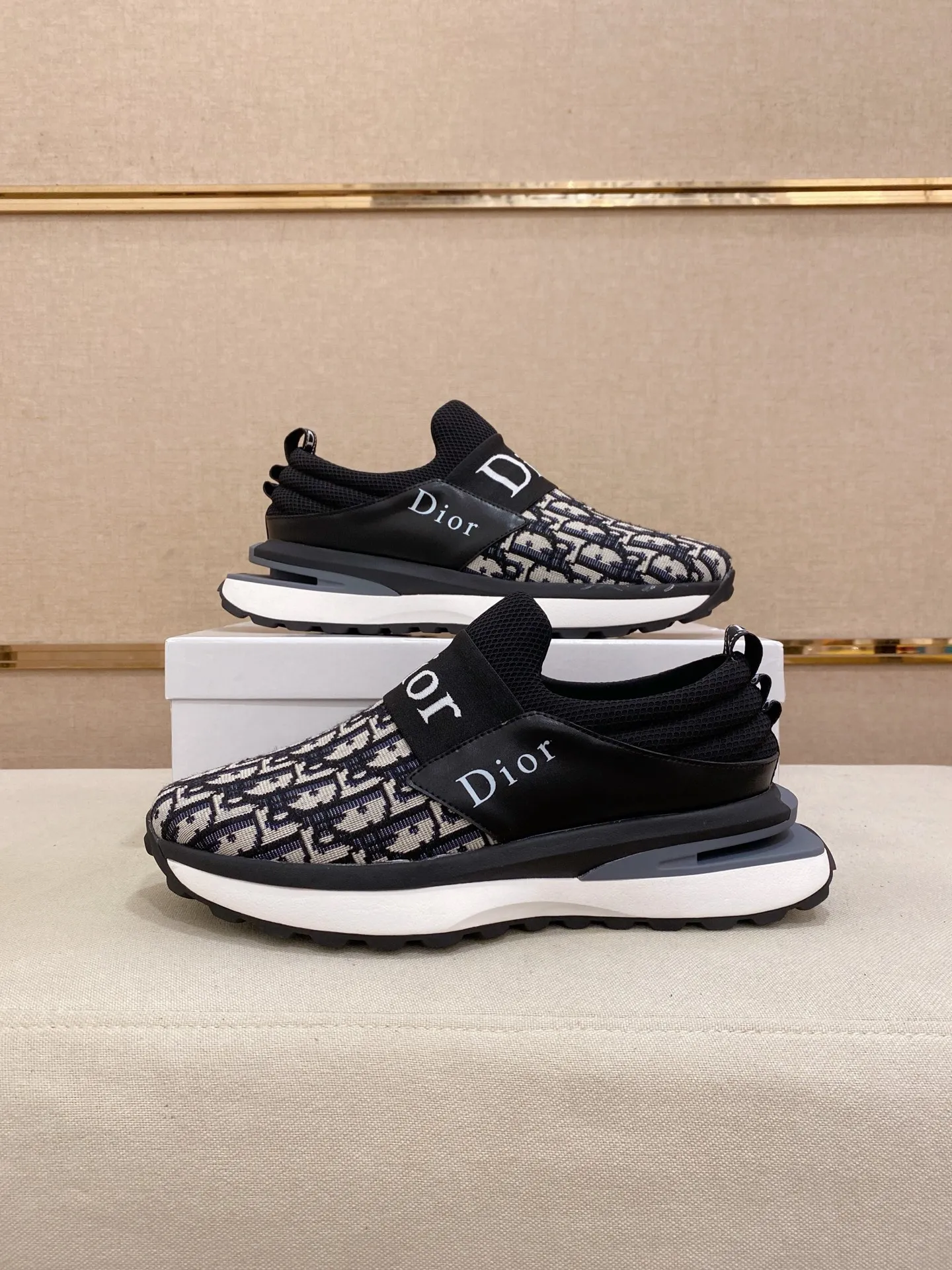 Men's shoes💰: 462💰 [Dior·Dior] New casual sports style men's shoes, new spring and summer design, perfect workmanship, lace-up style to create wardrobe quality, upper: imported first-layer cowhide, sheepskin lining is soft and comfortable, ultra-light TPU wear-resistant outsole, simple, versatile fashion men's shoes, excellent color code number 38--44. Can be customized 45 non-returnable
